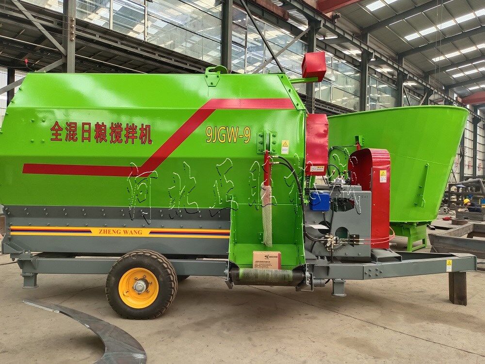 9方牽引式雙動力模塊化飼料攪拌機(jī)