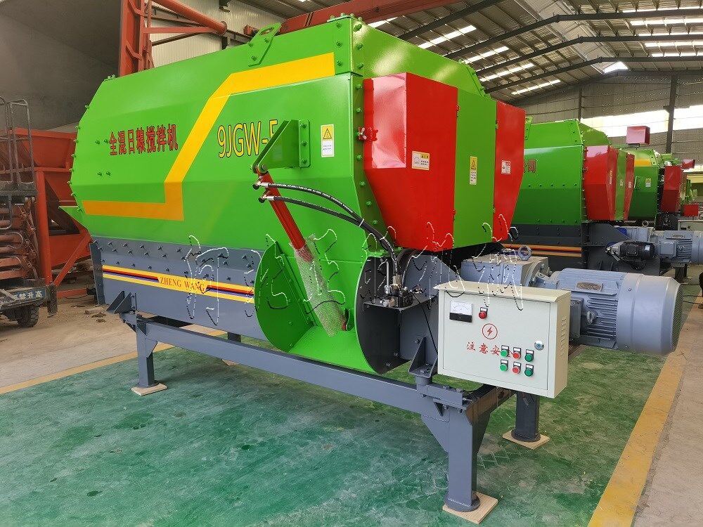 5方模塊化飼料攪拌機(jī)現(xiàn)場作業(yè)